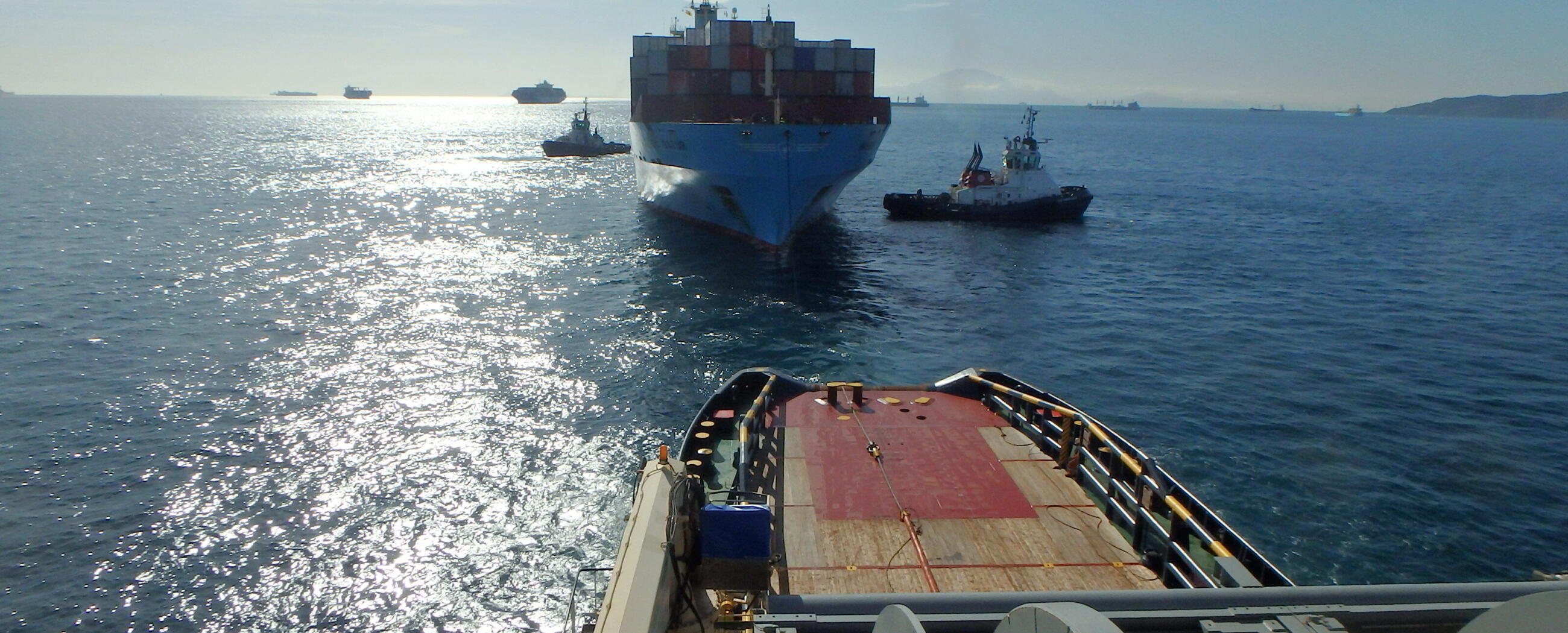 ALP-Guard-assisting-Maersk-Batur-3.JPG